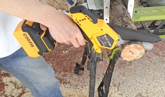 How long does a battery-powered chainsaw last? How long does a battery-powered chainsaw last?